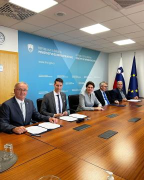 64044739-C562-475D-9A21-4A5D7B4D7301