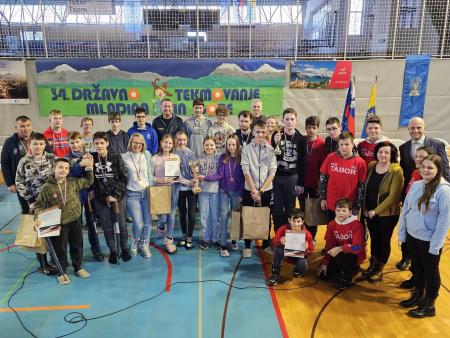 52f721e89dd0c9f6e3ad-mladina-in-gore