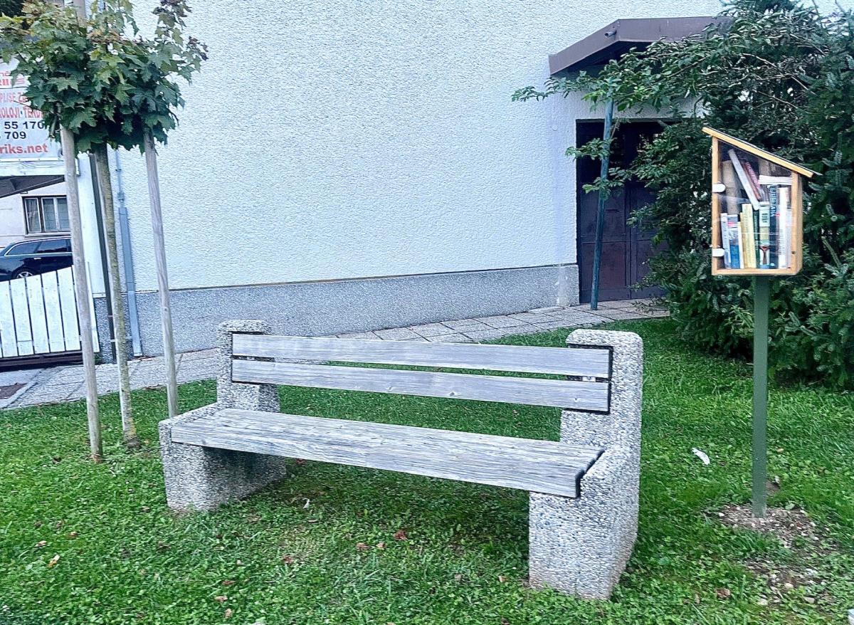 Sencur Normal Script V Šenčurju in Srednji vasi postavili knjigobežnice - sencur.si